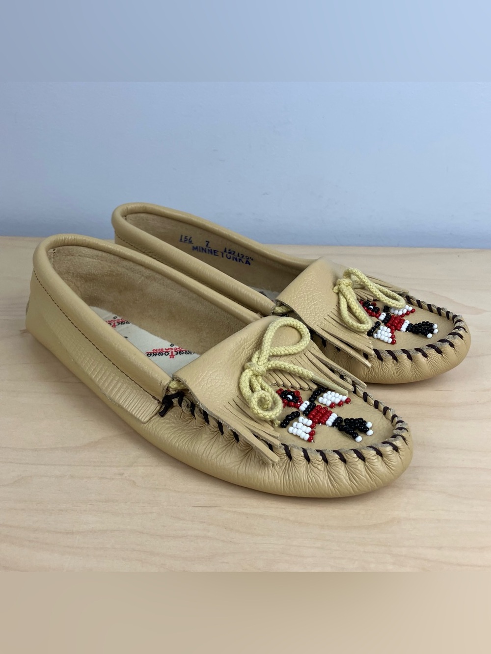 Minnetonka Women’s Size 7.0 Thunderbird Leather Moccasins Loafers Leather. In go